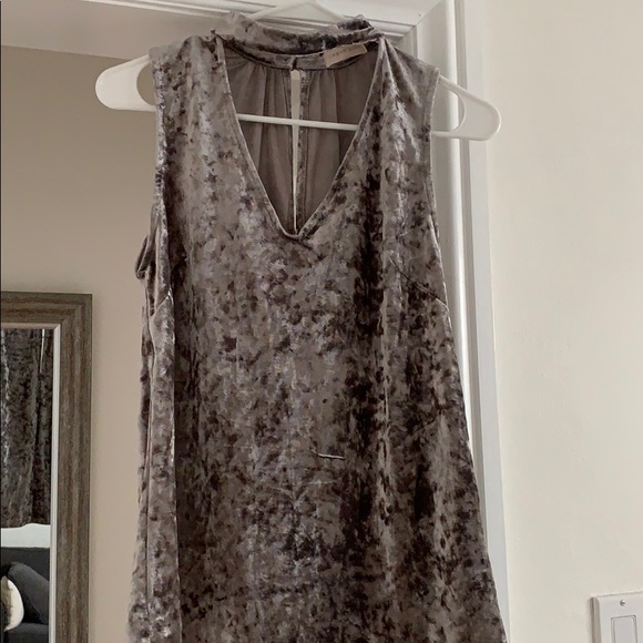 Velvet high cutout neck top, sleeveless, medium - Picture 2 of 3